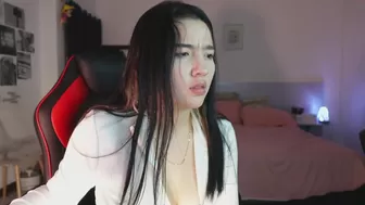 emma_johnson_ young mischievous woman shows her boobs