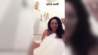 Giving Head in the Bathtub_KreamQween_720p