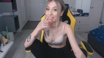 deidi_sweet showing her butt