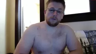 brokenbandicoot beauty pulls the clitoris with a vibrator