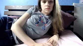 mimi_morgane87 fucks herself in pink dildo