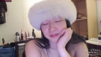 mia_wu cute bitch caresses sex lips