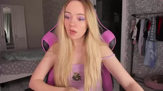 lil_happiness spicy trash fucks herself with a dildo