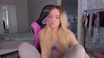 lil_happiness breathtaking babe planting in a dildo