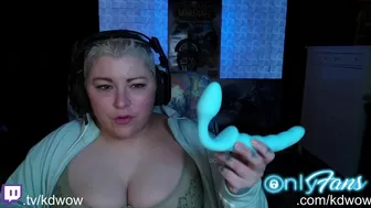 kdwow sexy lady fucks shaved holes