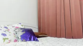 fl000wer babe caresses shaved pussy