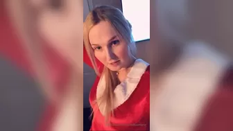Chelsea Marie aka xxxchelseamarie cute slut jerks her pussy on people