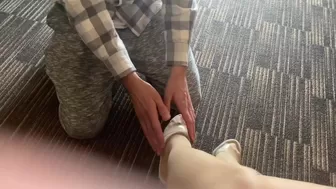 Scarlett_Jones loves to put fingers in forbidden places