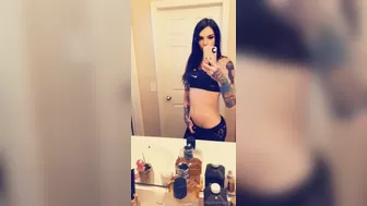 Chelsea Marie aka xxxchelseamarie without stopping caressing pussy