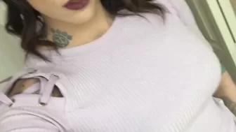 Chelsea Marie aka xxxchelseamarie dark haired bitch gently pulls pussy