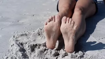 Hot Teen Foot Scrunching with Dirty Beach Feet_Sarah Anderson_1080p