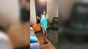 kcupqueen with a toy in the pussy