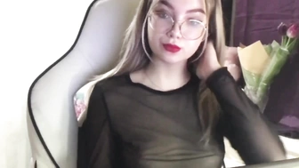бонгакамс -GirlMilky-_ показала как она доводит себя до оргазма
