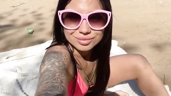 BellaLike ласкает пилотку фалосом