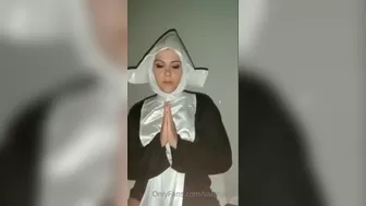 valenappi a woman with a wide pelvis gets shaved cunt