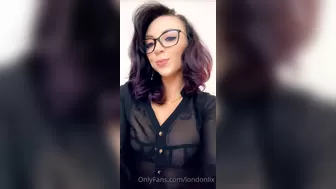 London Lix OF babe in stockings fucks ass