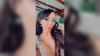 London Lix OF Dark haired beauty