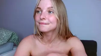 sweetiekittyy hot babe fucks shaved holes