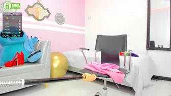 lia_sanders excellent body gives pussy