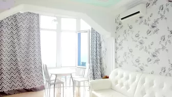 infinite_reality cute passion pulls the cap with his fingers