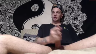 imakedubstep juicy mom shakes her ass