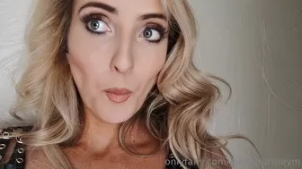 Mistress Courtney aka misscourtneym onlyfans girl in stockings shows juicy ass