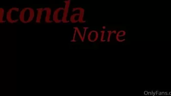 Anaconda Noire onlyfans nude chick posing on the couch