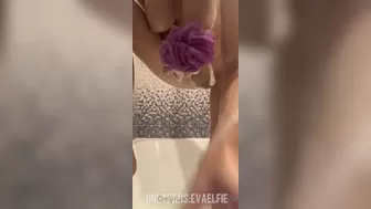 evaelfie busty babe fucks herself in her pussy