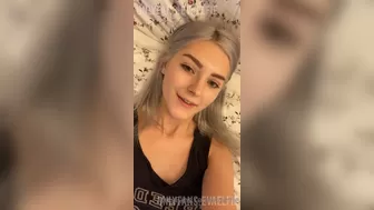 evaelfie cute posing in fries