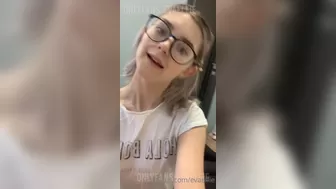 evaelfie jerking on a chair