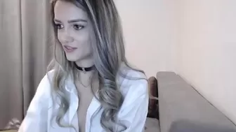 chloe_kitty1 fucks herself in front of the webcam
