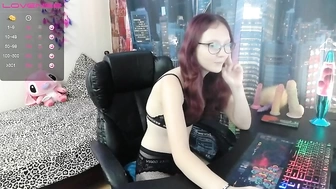 Kisssiiik трогает себя в онлайне