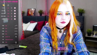 LanaLoy трахает свою пизденку