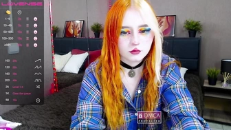 LanaLoy роскошная сучка трахает свои дырочки