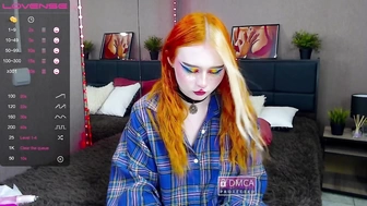 LanaLoy потекла от лаские своей пилотки