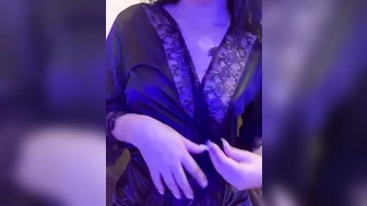 Nessa_moore показала свою пилотку и потрогала ее