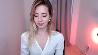 emmi_rosee busty blonde is sucking a pussy