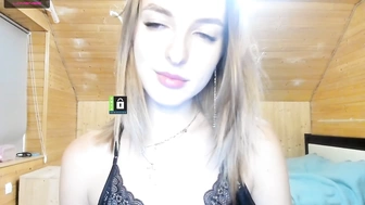 MissFentasy1 ебет себя маленькой секс игрушкой