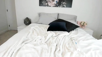 ariaofc теребит дырочки игрушкой