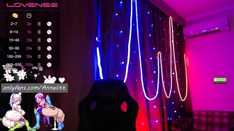 Annelitt трахает себя за токены во фри