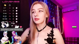 Annelitt ласкает свои соски и клитор