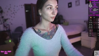 siberianngirl шкварит свою влажную дырочку перед камерой