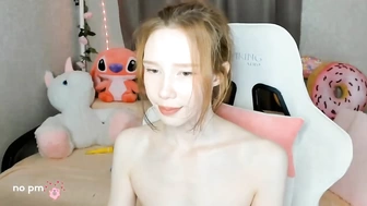 littlething88bf  гладит промежности рукой и игрушкой