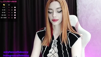 Elfobonnyy   трахает себя пальчиком