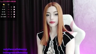 Elfobonnyy   живописно трахнула себя перед камерой