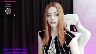 Elfobonnyy   мастурбирует себя пальчиком и кончает от этого