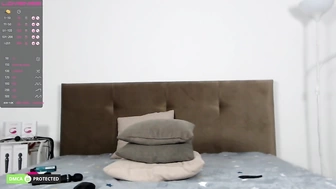 Liluuuuuu  показала свои начисто выбритые дырочки