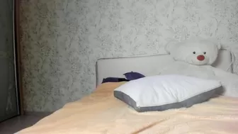 ketrin_blu cool skinny rubs her lips sex