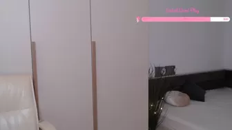Valeria_green99 dancing naked and pulling pussy