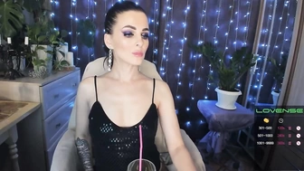 bongacams Queen-Maria- трахает себя пальчиками